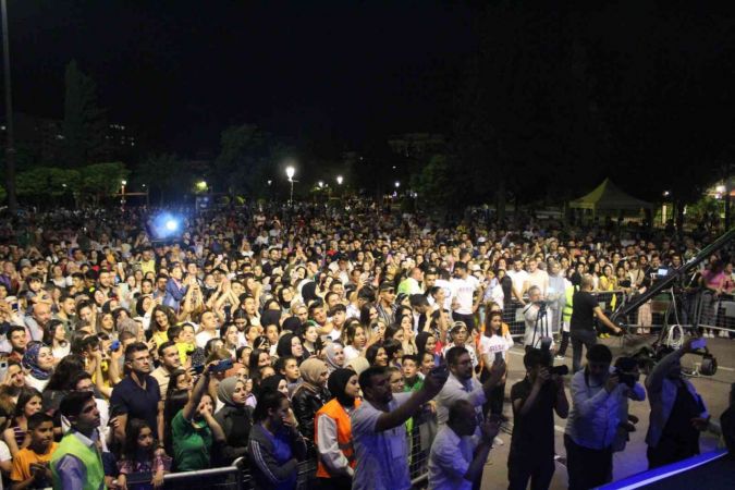 Sağlık-Sen Gaziantep Şubesi, sağlıkçılar için festival tadında bahar şenliği düzenledi. Sağlıkçılar pandeminin yorgunluğunu Oğuzhan Koç konseriyle attı 1