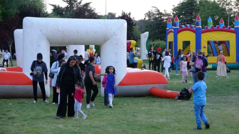 Sağlık-Sen Gaziantep Şubesi, sağlıkçılar için festival tadında bahar şenliği düzenledi. Sağlıkçılar pandeminin yorgunluğunu Oğuzhan Koç konseriyle attı 5