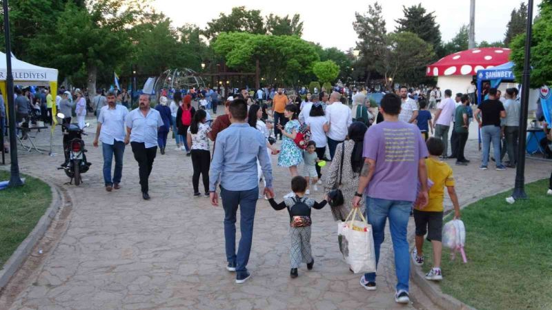 Sağlık-Sen Gaziantep Şubesi, sağlıkçılar için festival tadında bahar şenliği düzenledi. Sağlıkçılar pandeminin yorgunluğunu Oğuzhan Koç konseriyle attı 6