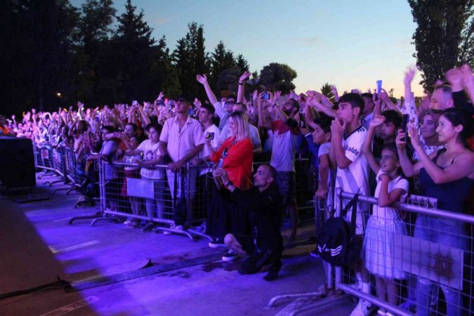 Demet Akalın Gazianteplileri coşturdu! Konser alanını dolduran binlerce Gaziantepli ise Demet Akalın’ın şarkılarıyla hem coştu hem de keyifli anlar yaşadı. 5