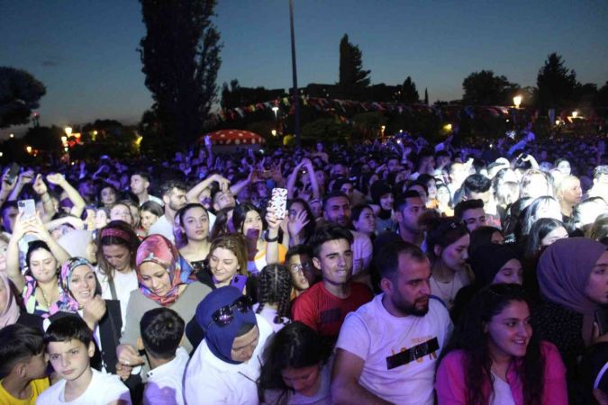 Demet Akalın Gazianteplileri coşturdu! Konser alanını dolduran binlerce Gaziantepli ise Demet Akalın’ın şarkılarıyla hem coştu hem de keyifli anlar yaşadı. 6