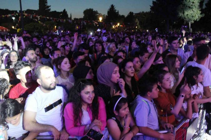 Demet Akalın Gazianteplileri coşturdu! Konser alanını dolduran binlerce Gaziantepli ise Demet Akalın’ın şarkılarıyla hem coştu hem de keyifli anlar yaşadı. 7