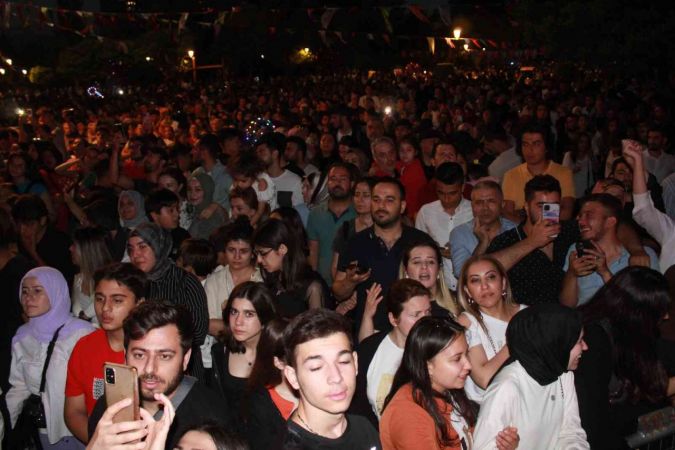 Demet Akalın Gazianteplileri coşturdu! Konser alanını dolduran binlerce Gaziantepli ise Demet Akalın’ın şarkılarıyla hem coştu hem de keyifli anlar yaşadı. 11