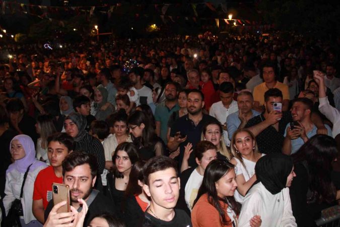 Demet Akalın Gazianteplileri coşturdu! Konser alanını dolduran binlerce Gaziantepli ise Demet Akalın’ın şarkılarıyla hem coştu hem de keyifli anlar yaşadı. 24