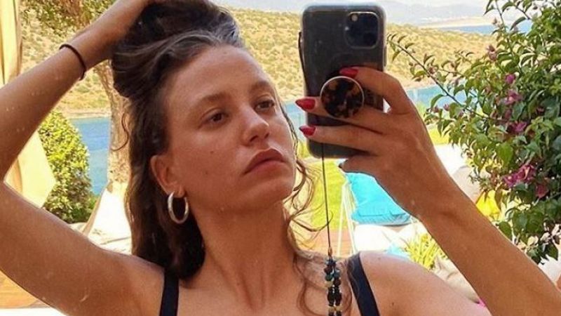 Serenay Sarıkaya’yı İlk Kez Makyajsız Görenler Gözlerine İnanamadı! Bir Fotoğrafla Her Şey Ortaya Çıktı! 1