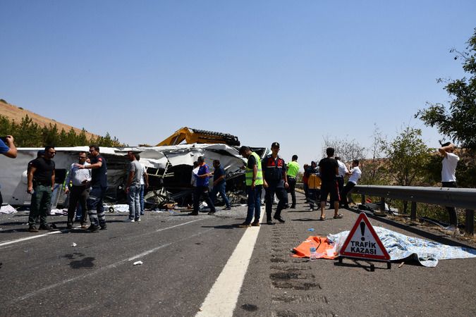 Gaziantep'te Yaşanan 16 Kişinin Hayatını Kaybettiği Feci Kazadan Acı Kareler... Sağlık personelleri, kazada hayatını kaybeden meslektaşları için gözyaşı döktü. 5