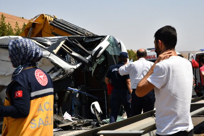 Gaziantep'te Yaşanan 16 Kişinin Hayatını Kaybettiği Feci Kazadan Acı Kareler... Sağlık personelleri, kazada hayatını kaybeden meslektaşları için gözyaşı döktü. 1