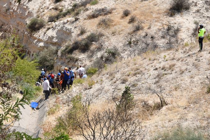 Gaziantep'te Yaşanan 16 Kişinin Hayatını Kaybettiği Feci Kazadan Acı Kareler... Sağlık personelleri, kazada hayatını kaybeden meslektaşları için gözyaşı döktü. 4