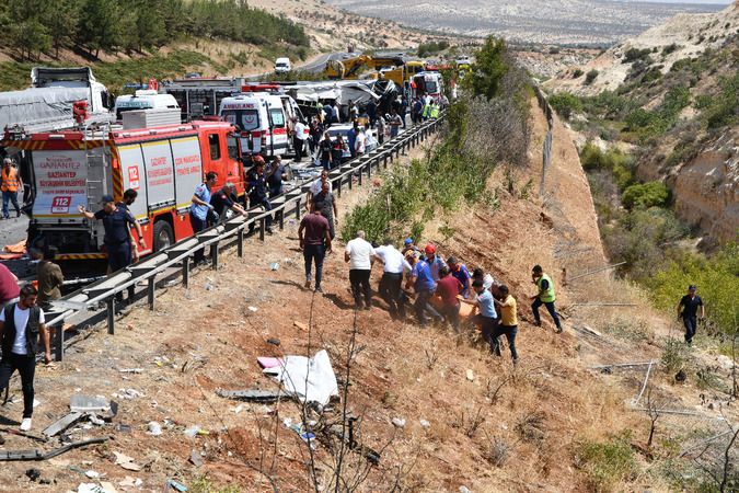 Gaziantep'te Yaşanan 16 Kişinin Hayatını Kaybettiği Feci Kazadan Acı Kareler... Sağlık personelleri, kazada hayatını kaybeden meslektaşları için gözyaşı döktü. 6