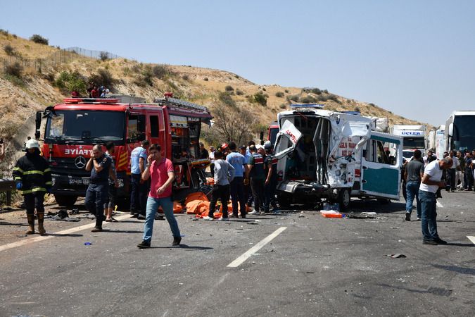 Gaziantep'te Yaşanan 16 Kişinin Hayatını Kaybettiği Feci Kazadan Acı Kareler... Sağlık personelleri, kazada hayatını kaybeden meslektaşları için gözyaşı döktü. 7