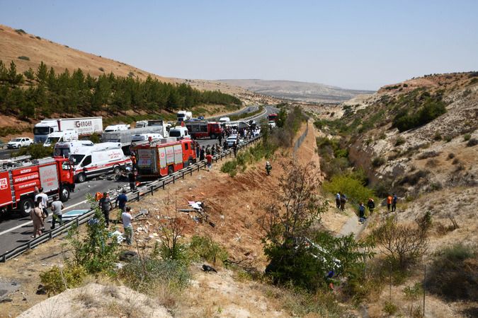 Gaziantep'te Yaşanan 16 Kişinin Hayatını Kaybettiği Feci Kazadan Acı Kareler... Sağlık personelleri, kazada hayatını kaybeden meslektaşları için gözyaşı döktü. 8