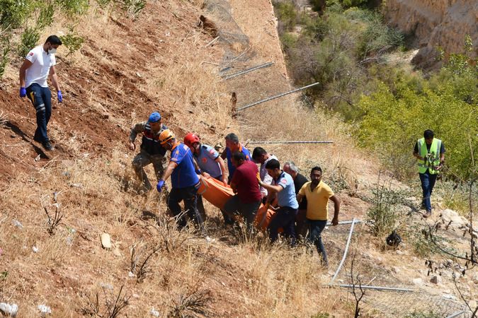 Gaziantep'te Yaşanan 16 Kişinin Hayatını Kaybettiği Feci Kazadan Acı Kareler... Sağlık personelleri, kazada hayatını kaybeden meslektaşları için gözyaşı döktü. 9