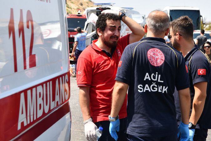 Gaziantep'te Yaşanan 16 Kişinin Hayatını Kaybettiği Feci Kazadan Acı Kareler... Sağlık personelleri, kazada hayatını kaybeden meslektaşları için gözyaşı döktü. 10