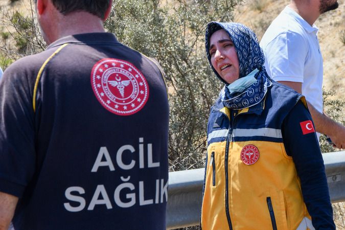 Gaziantep'te Yaşanan 16 Kişinin Hayatını Kaybettiği Feci Kazadan Acı Kareler... Sağlık personelleri, kazada hayatını kaybeden meslektaşları için gözyaşı döktü. 3