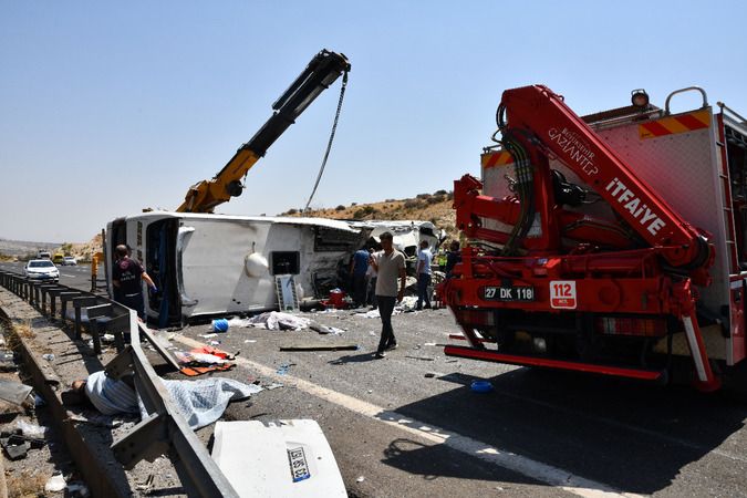 Gaziantep'te Yaşanan 16 Kişinin Hayatını Kaybettiği Feci Kazadan Acı Kareler... Sağlık personelleri, kazada hayatını kaybeden meslektaşları için gözyaşı döktü. 11