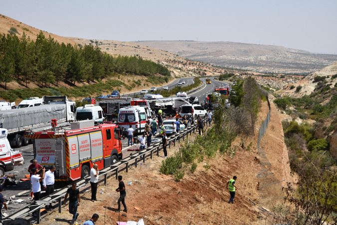 Gaziantep'te Yaşanan 16 Kişinin Hayatını Kaybettiği Feci Kazadan Acı Kareler... Sağlık personelleri, kazada hayatını kaybeden meslektaşları için gözyaşı döktü. 12