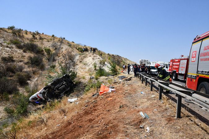 Gaziantep'te Yaşanan 16 Kişinin Hayatını Kaybettiği Feci Kazadan Acı Kareler... Sağlık personelleri, kazada hayatını kaybeden meslektaşları için gözyaşı döktü. 13