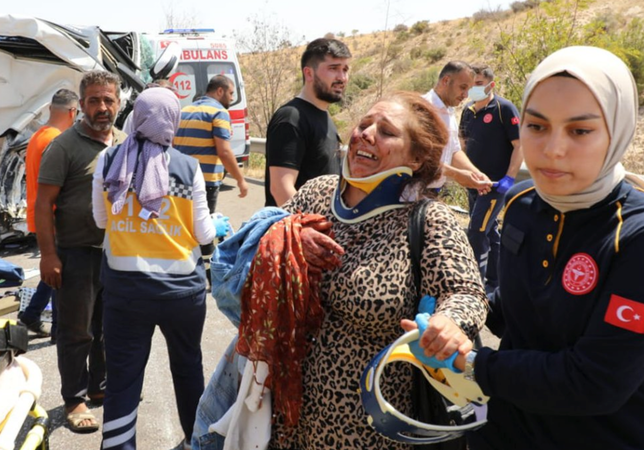 Gaziantep'te Yaşanan 16 Kişinin Hayatını Kaybettiği Feci Kazadan Acı Kareler... Sağlık personelleri, kazada hayatını kaybeden meslektaşları için gözyaşı döktü. 2