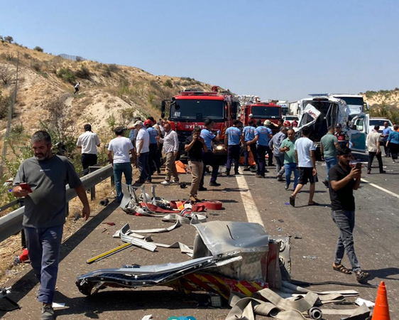 Gaziantep'te Yaşanan 16 Kişinin Hayatını Kaybettiği Feci Kazadan Acı Kareler... Sağlık personelleri, kazada hayatını kaybeden meslektaşları için gözyaşı döktü. 14