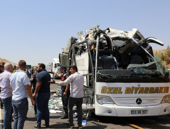 Gaziantep'te Yaşanan 16 Kişinin Hayatını Kaybettiği Feci Kazadan Acı Kareler... Sağlık personelleri, kazada hayatını kaybeden meslektaşları için gözyaşı döktü. 15