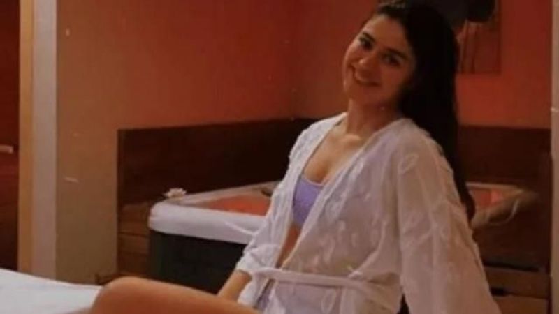 Survivor Ayşe Yüksel Geceliğiyle Yatak Pozunu Paylaştı, Sosyal Medyada Deprem Etkisi Yaşandı! 4