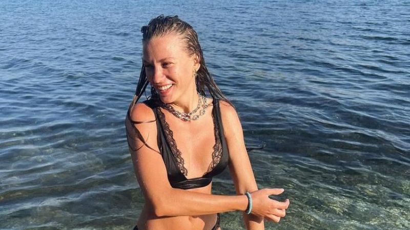 Serenay Sarıkaya'nın Muhteşem Plaj Şıklığının Bedeli Ortaya Çıktı! Üzerinde Resmen Servet Taşımış! 1