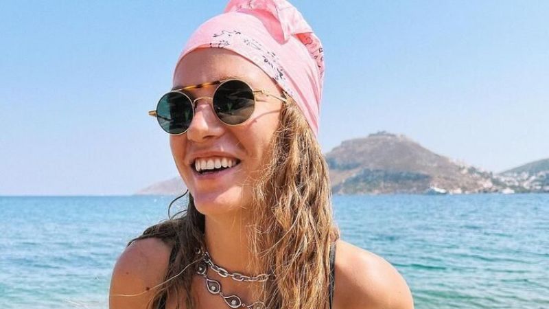 Serenay Sarıkaya'nın Muhteşem Plaj Şıklığının Bedeli Ortaya Çıktı! Üzerinde Resmen Servet Taşımış! 4