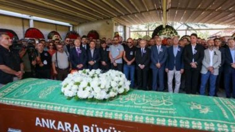 İstenilen Parçayı Canlı Okumadığı İçin Boynuna Cam Bardak Yemiş, Hayatını Kaybetmişti! Onur Şener’in Ölümünün Ardından İfadeler Ortaya Çıkmaya Başladı… 2