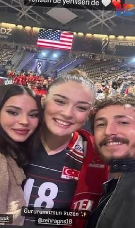 Milli voleybolcu Zehra Güneş, bu kez de kuzeni ile gündeme geldi. Güzel voleybolcunun kuzeninin Survivor yarışmasının yıldızı çıktı! Meğer güzel voleybolcuyla o isim… 4