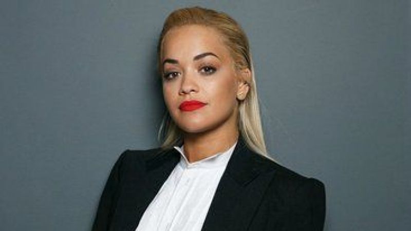 İngiliz Şarkıcı Rita Ora Cadılar Partisindeki Görüntüsü İle Damga Vurdu! Mücevherle Kaplı Halloween Kostümü Görenleri Kendine Hayran Bıraktı! 1