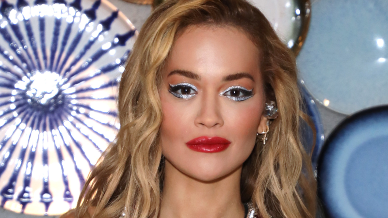 İngiliz Şarkıcı Rita Ora Cadılar Partisindeki Görüntüsü İle Damga Vurdu! Mücevherle Kaplı Halloween Kostümü Görenleri Kendine Hayran Bıraktı! 3