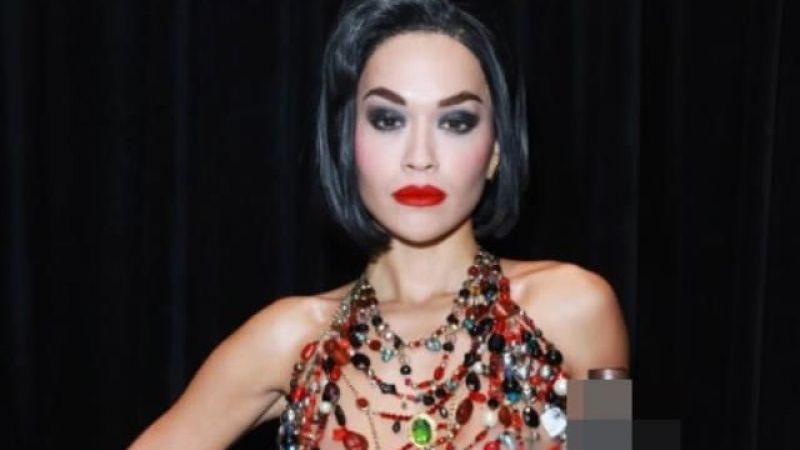 İngiliz Şarkıcı Rita Ora Cadılar Partisindeki Görüntüsü İle Damga Vurdu! Mücevherle Kaplı Halloween Kostümü Görenleri Kendine Hayran Bıraktı! 2