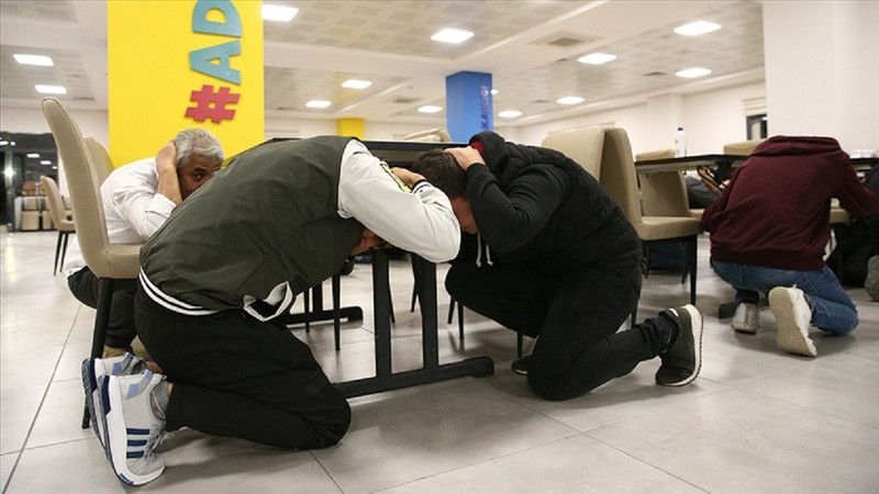 Deprem Tatbikatı Yapılacaktı; Edis’in Martılar Şarkısı Bir Anda Çalmaya Başladı! Çök, Kapan, Tutun Tatbikatında Edis Şoku Ünlüler Dünyasını Karıştırdı! Neler Oluyor? 1