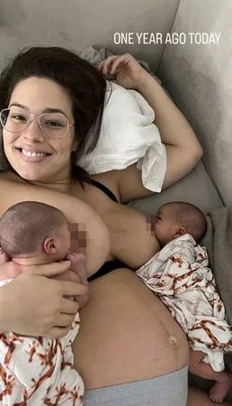 Ashley Graham paylaştı; sosyal medya kullanıcıları şoka uğradı! Sansür yok: sütyeni çıkardı, çocuklarını emzirdi! Neler oluyor? 2