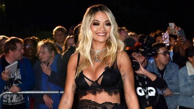 Rita Ora transparan kıyafetten sonra üstsüz yatak pozuyla gündemde! 1