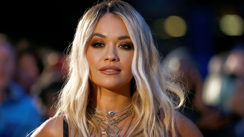 Rita Ora transparan kıyafetten sonra üstsüz yatak pozuyla gündemde! 4