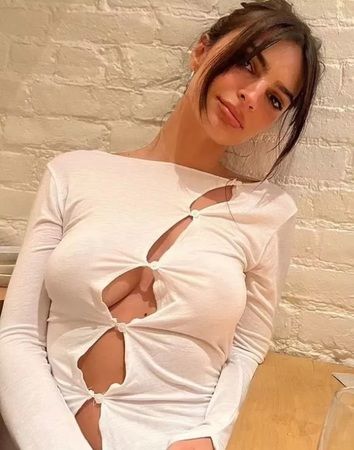 Emily Ratajkowski sütyensiz kamera karşısında! Boşandıktan sonra cesur paylaşımlara devam ediyor 3