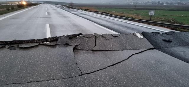 Gaziantep’i etkileyen deprem TAG Otoyolu’nu da vurdu! Ulaşım ve Altyapı Bakanlığı açıkladı: trafik alternatif yoldan akıtılacak 2