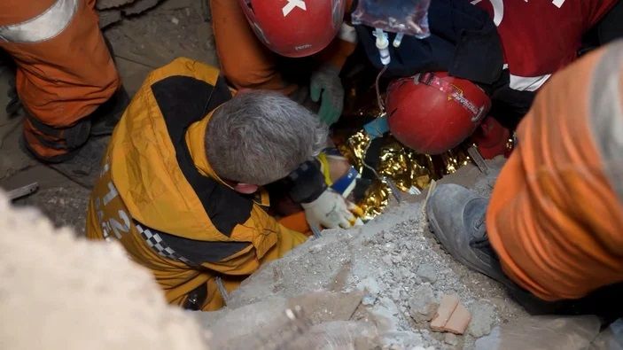 Gaziantep’in Nurdağı ilçesinden sevindirici haber, depremden tam 65 saat sonra geldi! JAK ekipleri, 61 yaşındaki bir kişiyi enkazdan çıkardı 3