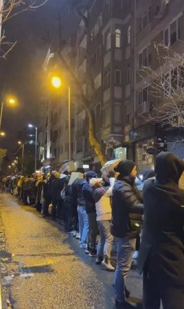 Deprem sonrası yardım toplamak için o ilde 1 kilometrelik insan zinciri oluşturdular! Görenler gözlerine bile inanamadı… 1