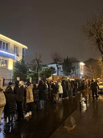 Deprem sonrası yardım toplamak için o ilde 1 kilometrelik insan zinciri oluşturdular! Görenler gözlerine bile inanamadı… 2