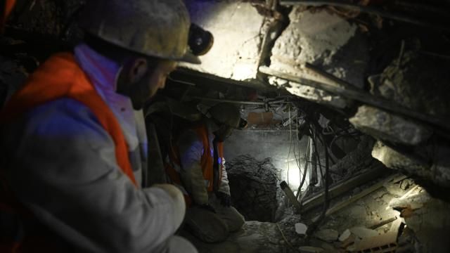 Deprem bölgesinden 90.saatte çıkarılan bir kişinin hayatını kurtaran madenciler, domuz damı yöntemi kullandı! Domuz damı nedir? 3