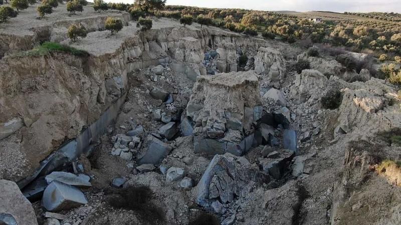 Depremin yarattığı hasar, görenleri dehşete düşürdü! 30 metre derinliğinde, 200 metre genişliğinde kocaman bir çukur açıldı! 1