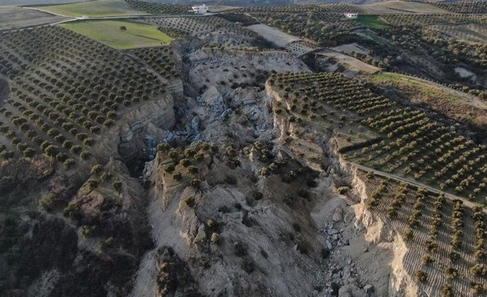 Depremin yarattığı hasar, görenleri dehşete düşürdü! 30 metre derinliğinde, 200 metre genişliğinde kocaman bir çukur açıldı! 2