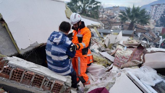 Deprem enkazında tam 201 saat dayandı; arama kurtarma ekiplerini bekledi! Türkiye’de arama kurtarma çalışmaları devam ediyor! 1