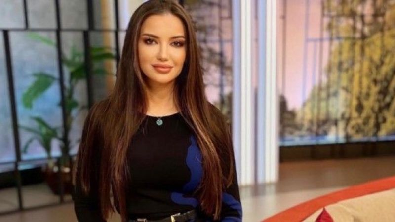 Esra Ezmeci'den Dikkat Çeken Paylaşım: “Şu An Temas Etmek Çok Önemli!” 1