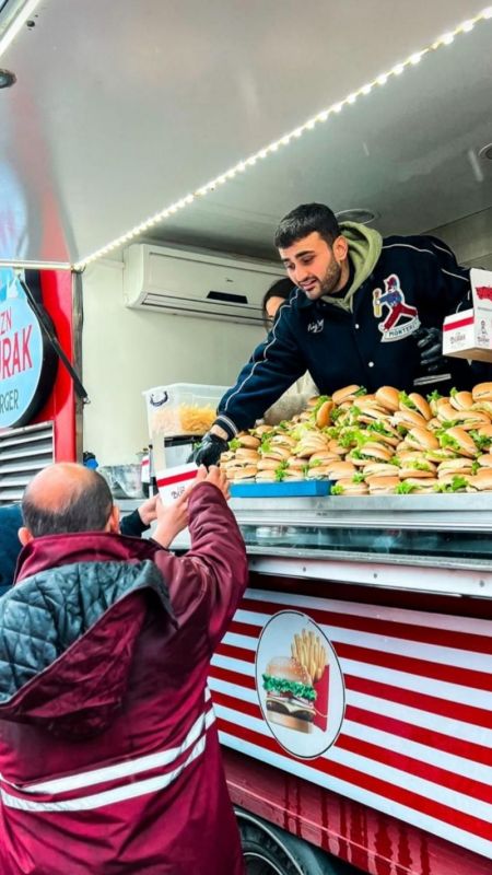 CZN Burak'ın Hatay Yardımları Olay Oldu! Hataylı Depremzede Çocuklar, Ünlü Şef İle Doyasıya Eğlendi! 3