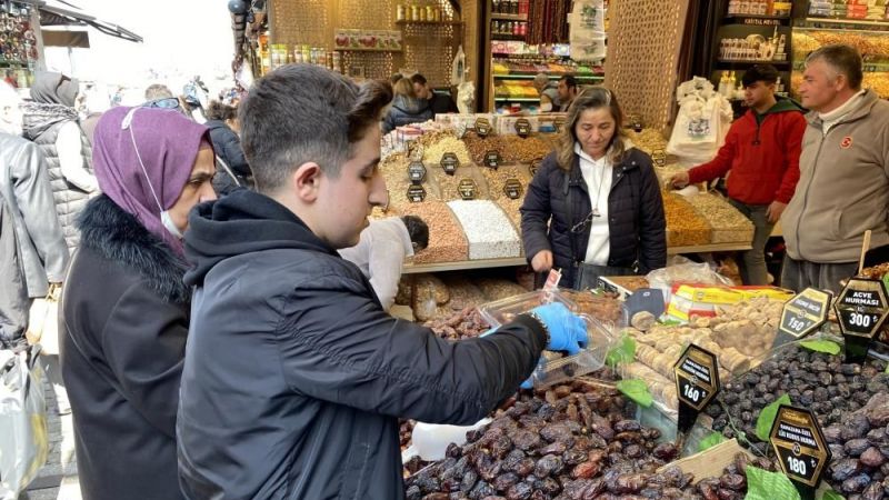 Ramazan öncesi Mısır Çarşısında tansiyon yükseldi! Deprem etkisi çarşıya nasıl yansıdı! Hurma, antep fıstığı, kayısı fiyatları… 2