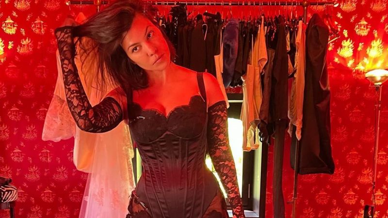 Kourtney Kardashian'ın Dantelli Kıyafeti Herkesin Diline Düştü! Tepkiler Gecikmedi: “Tarzın Kötüye Gidiyor” 1