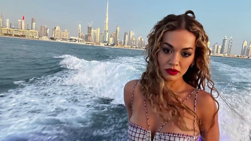 Rita Ora File Elbisesi ve Dekolteli Tarzıyla Hayranlarını Büyüledi! Frikik Vermekten Kaçamadı! 1